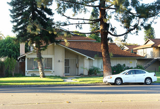 2326 E Ball Rd in Anaheim, CA - Building Photo - Building Photo