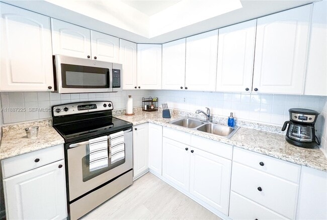 1313 NE 118th St in Miami, FL - Foto de edificio - Building Photo