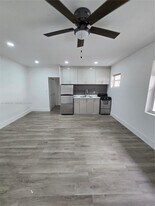 323 Washington Ave in Miami Beach, FL - Building Photo