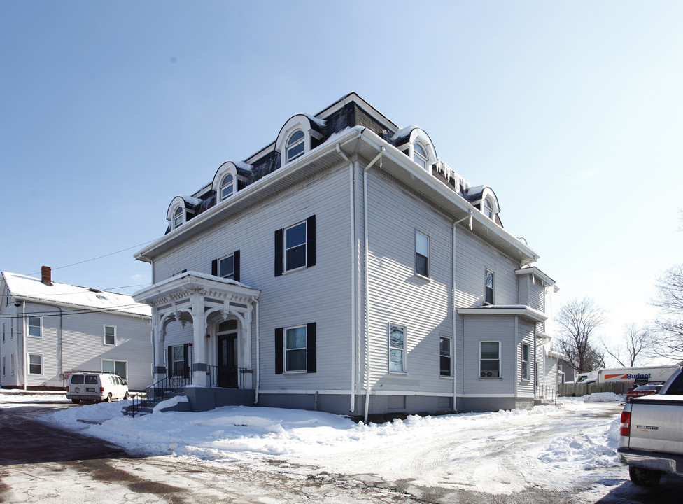 The Hilltop Manor in Salem, MA - Building Photo