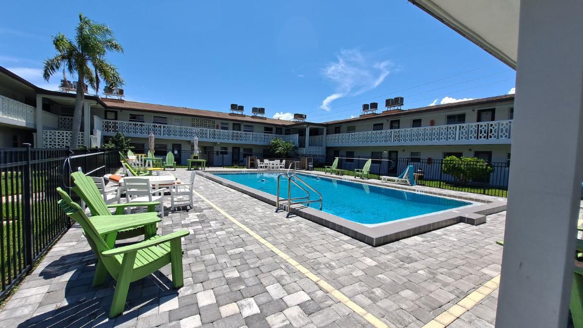 5600 N Banana River Blvd in Cocoa Beach, FL - Foto de edificio