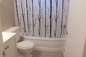 2809 W 13 Mile Rd, Unit #3 in Royal Oak, MI - Building Photo - Building Photo