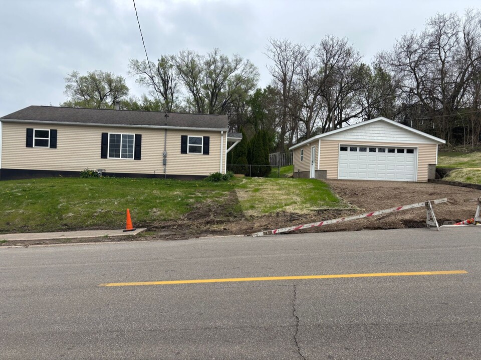 1001 S 10th St in Clinton, IA - Building Photo