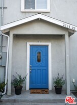 2114 1/2 Ridgeley Dr in Los Angeles, CA - Building Photo