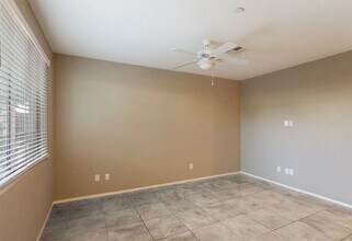 8591 Insignia Ave in Las Vegas, NV - Foto de edificio - Building Photo