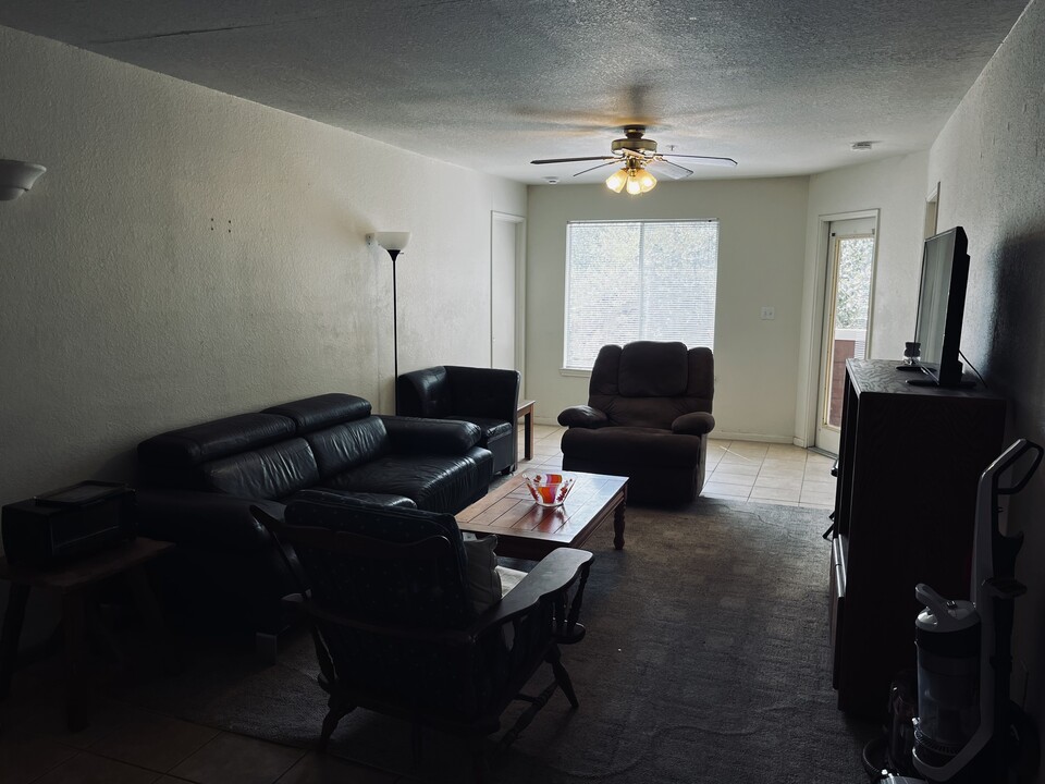 521 Southwest Pky, Unit 303 room 2 in College Station, TX - Building Photo
