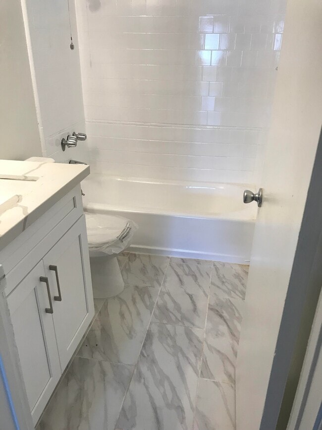 Spacious Units available - Great Location! -- Hollywood in Los Angeles, CA - Building Photo - Building Photo