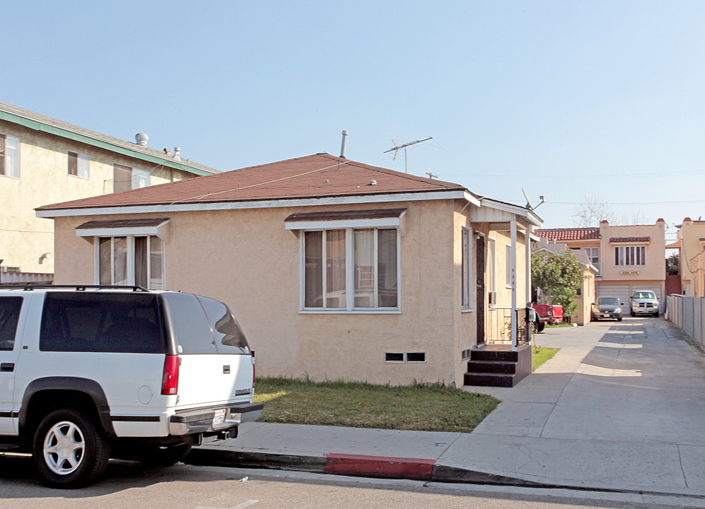 7020 Mountain View Ave in Huntington Park, CA - Building Photo