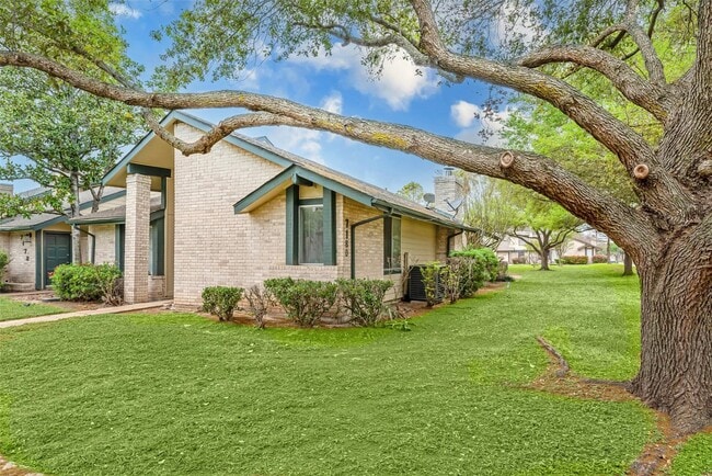 7180 S Dairy Ashford Rd in Houston, TX - Building Photo - Building Photo