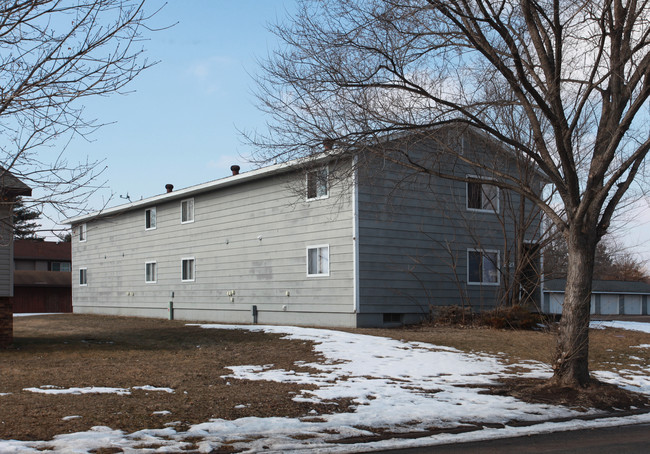 2621 Harvey Dr SW in Menomonie, WI - Foto de edificio - Building Photo