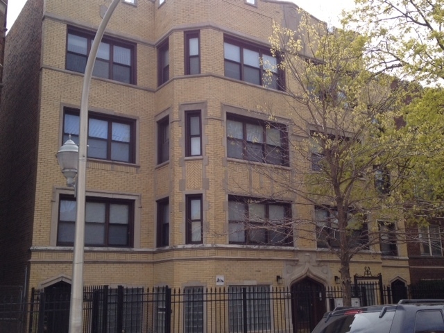 7749-7753 S Kingston Ave in Chicago, IL - Foto de edificio