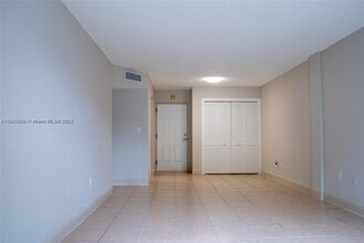 9460 Fontainebleau Blvd in Miami, FL - Building Photo - Building Photo