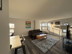 8 W Chestnut St in Chicago, IL - Building Photo - Building Photo