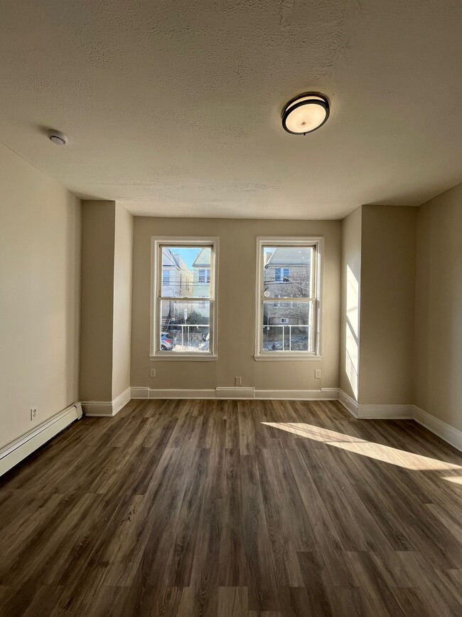 72 Van Nostrand Ave, Unit 1 in Jersey City, NJ - Foto de edificio - Building Photo