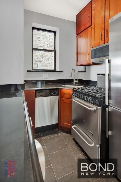 252 Mott St in New York, NY - Building Photo - Building Photo