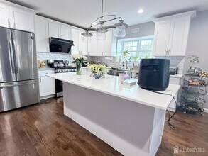 42 Nelson Ave, Unit 322 in Edison, NJ - Building Photo - Building Photo