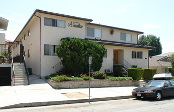 460 E Cypress Ave in Burbank, CA - Building Photo - Building Photo