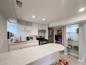 2046 W Iowa St, Unit G1 in Chicago, IL - Foto de edificio - Building Photo