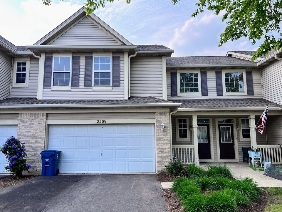 2209 Sunrise Cir in Aurora, IL - Building Photo