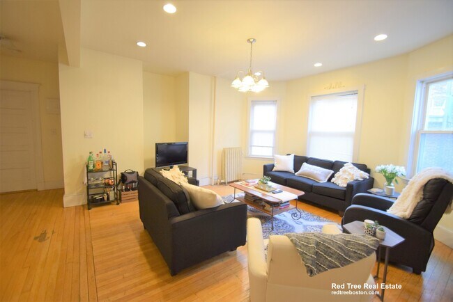 335 Faneuil St, Unit 2 in Boston, MA - Building Photo - Building Photo