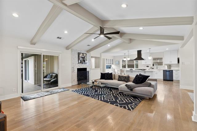 6330 E Lovers Ln in Dallas, TX - Building Photo