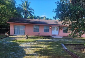 14910 S River Dr in Miami, FL - Building Photo