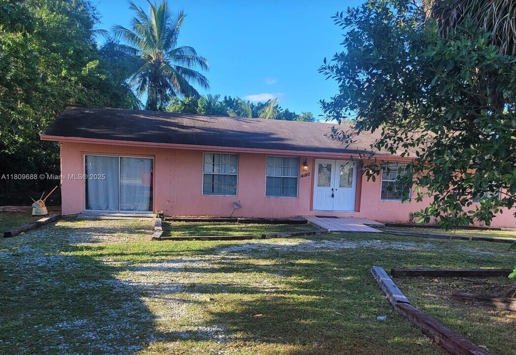14910 S River Dr in Miami, FL - Building Photo