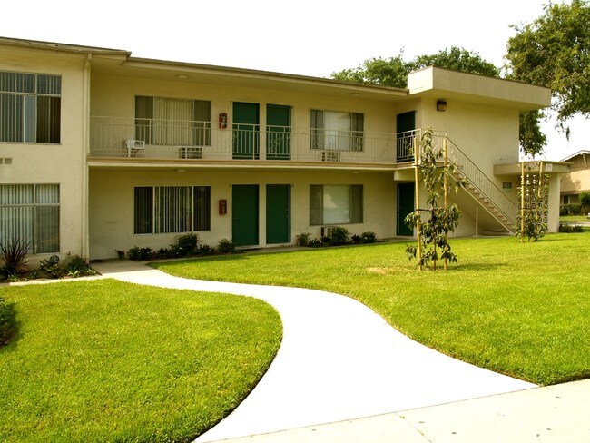 933 S Roberts St in Anaheim, CA - Foto de edificio - Building Photo