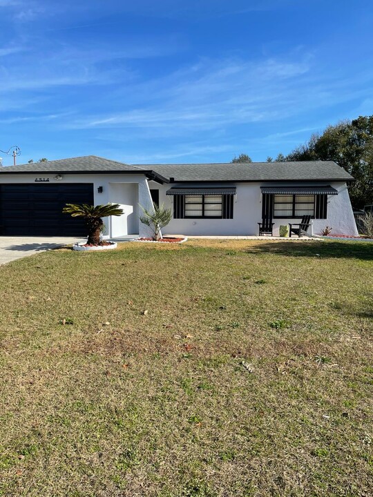 4514 Gondolier Rd in Spring Hill, FL - Foto de edificio
