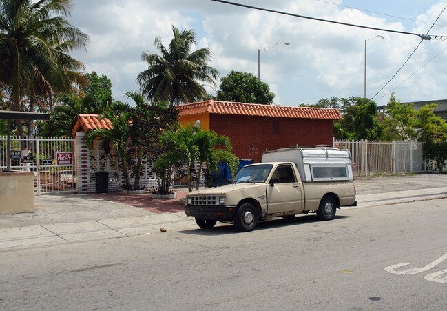 631-645 NW 32nd St in Miami, FL - Building Photo - Building Photo