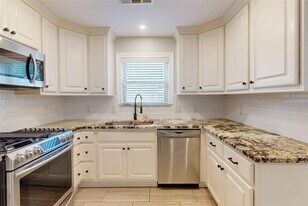 5850 Braesheather Dr in Houston, TX - Building Photo