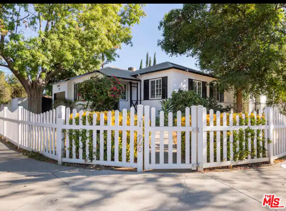 17900 Hatteras St in Los Angeles, CA - Building Photo
