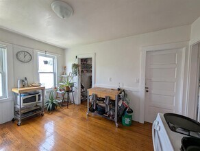 998 Broadway, Unit 1 in Somerville, MA - Foto de edificio - Building Photo
