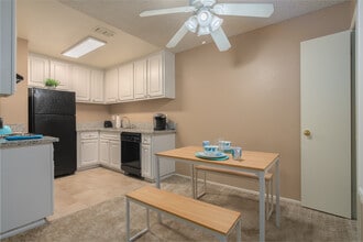 Village at Fair Oaks in Fair Oaks, CA - Foto de edificio - Interior Photo