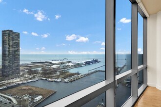 450 E Waterside Dr in Chicago, IL - Building Photo - Building Photo