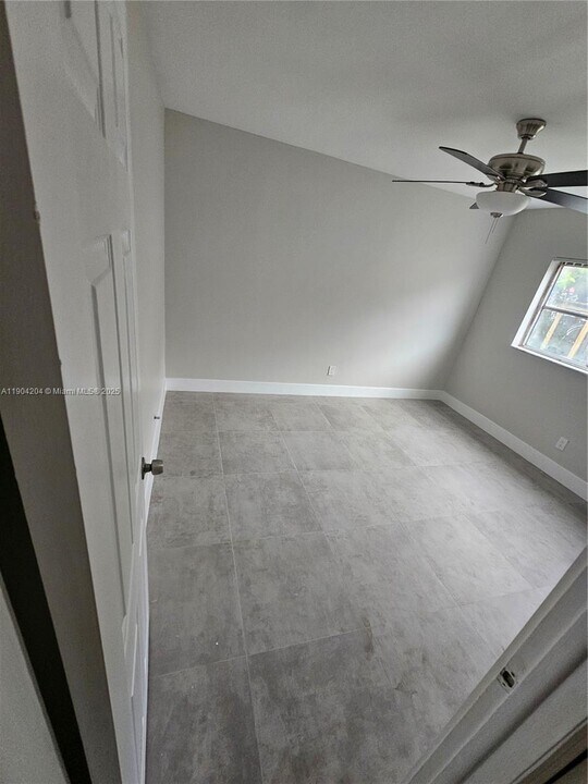 7300 NW 76th Dr in Tamarac, FL - Building Photo