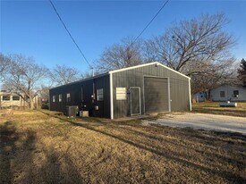 5541 Third St in Nevada, TX - Building Photo