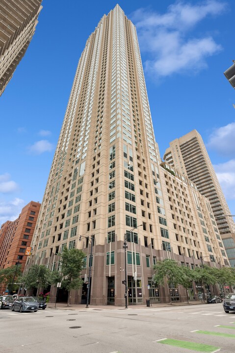 33 W Ontario St in Chicago, IL - Building Photo