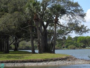 2361 NW 33rd St in Oakland Park, FL - Building Photo - Building Photo