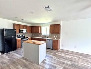 529 W Metcalfe St in Hutto, TX - Building Photo - Building Photo