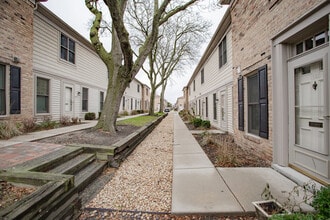 1845 Bristol Walk in Hoffman Estates, IL - Building Photo - Building Photo