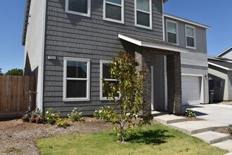 7086 E Simpson Ave in Fresno, CA - Building Photo - Building Photo