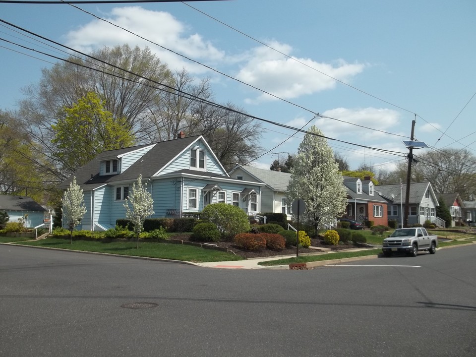 204 Colonial Ave, Unit 204 in Hamilton Township, NJ - Foto de edificio