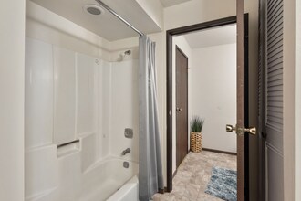 7900 Harwood Ave in Wauwatosa, WI - Foto de edificio - Building Photo