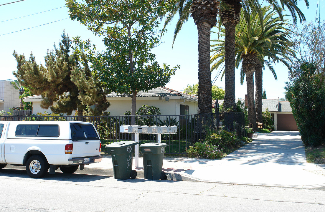 327 E 18th St in Costa Mesa, CA - Foto de edificio