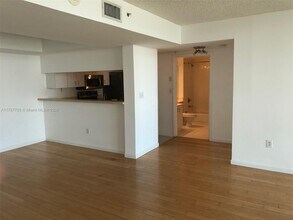 650 West Ave, Unit 1704 in Miami Beach, FL - Foto de edificio - Building Photo
