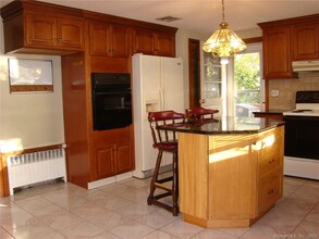 453 Strickland St in Glastonbury, CT - Building Photo - Building Photo