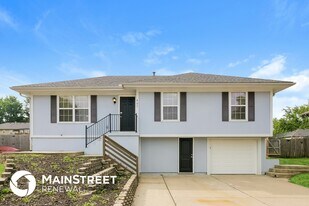 407 Willow St in Peculiar, MO - Building Photo