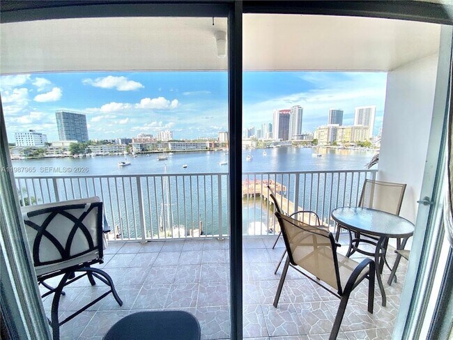 400 Golden Isles Dr, Unit 43 in Hallandale Beach, FL - Foto de edificio - Building Photo