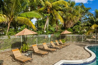 Sabal Pointe Apartments in Palm Springs, FL - Foto de edificio - Building Photo